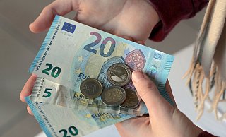 Neue Betrugsmasche in Bielefeld: Die Täter behaupten, derzeit nicht an Bargeld kommen zu können. - Jens Büttner/dpa Neue Betrugsmasche in Bielefeld: Die Täter behaupten, derzeit nicht an Bargeld kommen zu können. - Jens Büttner/dpa