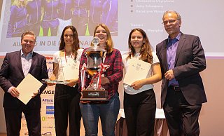 Für die Mannschaft des Jahres, die Tennis-Frauen des TC Herford, nahmen Jasmina Abdou (v. l.), Julia Knake und Zoe Kardell den großen Pokal von Bürgermeister Tim Kähler (l.) und dem SSV-Vorsitzenden Jürgen Berger (r.) entgegen. - Yvonne Gottschlich Für die Mannschaft des Jahres, die Tennis-Frauen des TC Herford, nahmen Jasmina Abdou (v. l.), Julia Knake und Zoe Kardell den großen Pokal von Bürgermeister Tim Kähler (l.) und dem SSV-Vorsitzenden Jürgen Berger (r.) entgegen. - Yvonne Gottschlich