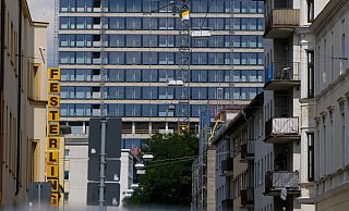Verglast: 1.152 Fenster lässt die Firma Goldbeck derzeit ins Hochhaus am Kesselbrink einbauen. - Foto: Andreas Zobe/NW Verglast: 1.152 Fenster lässt die Firma Goldbeck derzeit ins Hochhaus am Kesselbrink einbauen. - Foto: Andreas Zobe/NW