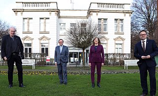 Das Haus des Gastes im Kurpark soll Standort der Tourist-Info und der Staatsbad GmbH bleiben. Dafür stehen Volker Brand (v. l.) Kurt Nagel, Beate Krämer und Lars Bökenkröger. - Jörg Stuke Das Haus des Gastes im Kurpark soll Standort der Tourist-Info und der Staatsbad GmbH bleiben. Dafür stehen Volker Brand (v. l.) Kurt Nagel, Beate Krämer und Lars Bökenkröger. - Jörg Stuke