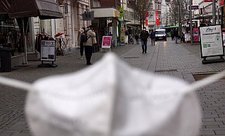 Corona macht beim Shopping in der Bünder Innenstadt wieder einmal ein Strich durch die Rechnung. - Niklas Krämer Corona macht beim Shopping in der Bünder Innenstadt wieder einmal ein Strich durch die Rechnung. - Niklas Krämer
