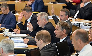 Abgeordnete der CDU haben in Thüringen mit Stimmen der AfD eine Steuersenkung durchgesetzt. - Martin Schutt/dpa Abgeordnete der CDU haben in Thüringen mit Stimmen der AfD eine Steuersenkung durchgesetzt. - Martin Schutt/dpa