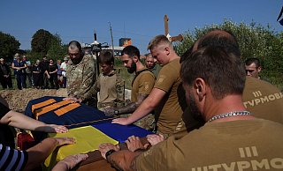 Ukrainische Soldaten nehmen in Polonne in der Region Chmelnyzkyj Abschied von einem gefallenen Kameraden. - Alex Babenko/AP Ukrainische Soldaten nehmen in Polonne in der Region Chmelnyzkyj Abschied von einem gefallenen Kameraden. - Alex Babenko/AP