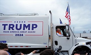 Die Idee für den Auftritt mit dem Müllwagen sei nach Bidens Äußerung gekommen, sagte Trump. - Julia Demaree Nikhinson/AP/dpa Die Idee für den Auftritt mit dem Müllwagen sei nach Bidens Äußerung gekommen, sagte Trump. - Julia Demaree Nikhinson/AP/dpa