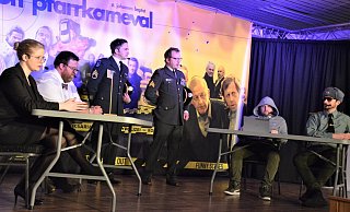 Beim Sketch von Louisa Detlefsen, Christan Nagel, Magnus Brock, Sven Brechmann, Matthias Kruse und Frank Dirkschnieder (v. l.) von den „Poppnasen" dreht sich alles um einen roten Fleck. - Karin Prignitz Beim Sketch von Louisa Detlefsen, Christan Nagel, Magnus Brock, Sven Brechmann, Matthias Kruse und Frank Dirkschnieder (v. l.) von den „Poppnasen" dreht sich alles um einen roten Fleck. - Karin Prignitz