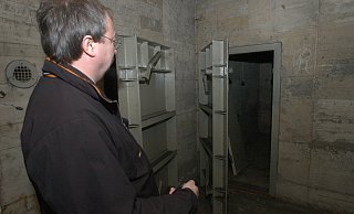 Blick in den Luftschutzbunker unter der alten Kurverwaltung, die 1960 als Badehaus gebaut wurde. In dem Gebäude darüber gab's Fango- und Sand-Bäder und beheizbare Chrommanganwannen von WMF, Modell "Bad Oeynhausen". - Peter Steinert Blick in den Luftschutzbunker unter der alten Kurverwaltung, die 1960 als Badehaus gebaut wurde. In dem Gebäude darüber gab's Fango- und Sand-Bäder und beheizbare Chrommanganwannen von WMF, Modell "Bad Oeynhausen". - Peter Steinert