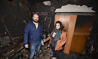 In dem Raum brach das Feuer aus, wo Luisa Arena und Marcel Fischer stehen, Brandrauch ist noch in der Luft wahrnehmbar. - Thomas Kube In dem Raum brach das Feuer aus, wo Luisa Arena und Marcel Fischer stehen, Brandrauch ist noch in der Luft wahrnehmbar. - Thomas Kube