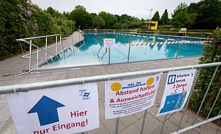 Besucher dürfen nur noch mit Abstand schwimmen und baden. - Niklas Tüns Besucher dürfen nur noch mit Abstand schwimmen und baden. - Niklas Tüns