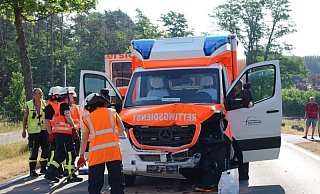 Der Unfall in Steinhagen hat an beiden Fahrzeugen deutliche Schäden hinterlassen. - Paul Brinkmann Der Unfall in Steinhagen hat an beiden Fahrzeugen deutliche Schäden hinterlassen. - Paul Brinkmann