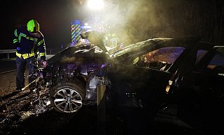 An der Unfallstelle nahm die Feuerwehr ausgelaufene Betriebsstoffe auf und stellte den Brandschutz sicher. - Feuerwehr Herford An der Unfallstelle nahm die Feuerwehr ausgelaufene Betriebsstoffe auf und stellte den Brandschutz sicher. - Feuerwehr Herford