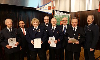 Bei der Mitgliederversammlung der Feuerwehr Bad Lippspringe wurden vier Einsatzkräfte ausgezeichnet. - Ralph Meyer Bei der Mitgliederversammlung der Feuerwehr Bad Lippspringe wurden vier Einsatzkräfte ausgezeichnet. - Ralph Meyer