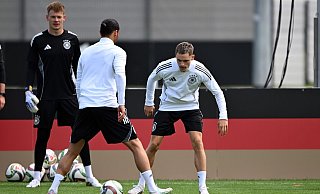 Abschlusstraining auf Top-Rasen: Florian Wirtz (r), Leroy Sané (M) und Torwart Alexander Nübel. - Federico Gambarini/dpa Abschlusstraining auf Top-Rasen: Florian Wirtz (r), Leroy Sané (M) und Torwart Alexander Nübel. - Federico Gambarini/dpa