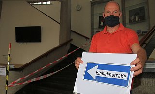 Da geht es lang: Der Hausmeister der Schulen der Brede, Frank Plückebaum, hat viele Verkehrsschilder gebastelt und Absperrbänder angebracht um die mehr als 1.200 Bredeschüler in richtige Bahnen zu lenken. - David Schellenberg Da geht es lang: Der Hausmeister der Schulen der Brede, Frank Plückebaum, hat viele Verkehrsschilder gebastelt und Absperrbänder angebracht um die mehr als 1.200 Bredeschüler in richtige Bahnen zu lenken. - David Schellenberg