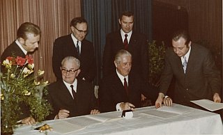 Ein erster Schritt zur Großstadt: Unterzeichnung des Gebietsveränderungsvertrags zwischen Paderborn und der Gemeinde Elsen am 26. 3. 1971. Unterzeichnung des Gebietsveränderungsvertrags zwischen Paderborn und der Gemeinde Elsen am 26. 3. 1971. Sitzend Bürgermeister Anton Hartmann und Stadtdirektor Wilhelm Sasse, dahinter Amtsdirektor Franz-Josef Winter, Bürgermeister Herbert Schwiete, Stadtdirektor Wilhelm Ferlings und der Paderborner Hauptamtsleiter Josef Niggemeier. - Stadt- und Kreisarchiv Paderborn Ein erster Schritt zur Großstadt: Unterzeichnung des Gebietsveränderungsvertrags zwischen Paderborn und der Gemeinde Elsen am 26. 3. 1971. Unterzeichnung des Gebietsveränderungsvertrags zwischen Paderborn und der Gemeinde Elsen am 26. 3. 1971. Sitzend Bürgermeister Anton Hartmann und Stadtdirektor Wilhelm Sasse, dahinter Amtsdirektor Franz-Josef Winter, Bürgermeister Herbert Schwiete, Stadtdirektor Wilhelm Ferlings und der Paderborner Hauptamtsleiter Josef Niggemeier. - Stadt- und Kreisarchiv Paderborn