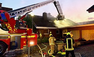 Wohnungsbrand: Die Feuerwehr bei der Brandbekämpfung an der Von-Bodelschwingh-Straße in Bad Lippspringe. - Ralph Meyer Wohnungsbrand: Die Feuerwehr bei der Brandbekämpfung an der Von-Bodelschwingh-Straße in Bad Lippspringe. - Ralph Meyer