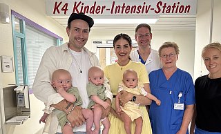 Die Drillinge Louis, Elle und Lionel haben sich sehr gut entwickelt. Darüber freuen sich (v. l.) die Eltern Mario Lorek und Hannah Wegmann, Oberarzt Frank Dohle, Gesundheits- und Krankenpflegerin Kordula Bode und Pflegedienstleiterin Michaela Kretzschmar. - St.-Vincenz-Kliniken Die Drillinge Louis, Elle und Lionel haben sich sehr gut entwickelt. Darüber freuen sich (v. l.) die Eltern Mario Lorek und Hannah Wegmann, Oberarzt Frank Dohle, Gesundheits- und Krankenpflegerin Kordula Bode und Pflegedienstleiterin Michaela Kretzschmar. - St.-Vincenz-Kliniken