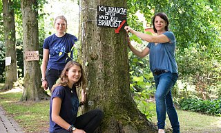 Julie Mettenbrink (v.l.), Phöbe Schröder von Fridays for Future und Svenja Winkler von Parents for Future unterstützen die Bäume bei ihrer "Baumdemo" auf dem Wall. - Ralf Bittner Julie Mettenbrink (v.l.), Phöbe Schröder von Fridays for Future und Svenja Winkler von Parents for Future unterstützen die Bäume bei ihrer "Baumdemo" auf dem Wall. - Ralf Bittner
