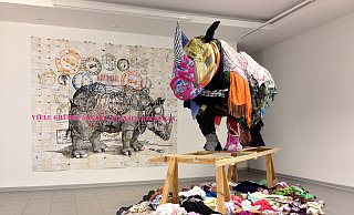 Auch die Skulptur eines Nashorns, gekleidet in verschiedene, recycelte Stoffe, wird in der Ausstellung von Roland Stratmann in Schloß Neuhaus zu sehen sein. - Roland Stratmann/ the artist & Galerie Schmalfuss contemporary fine arts Auch die Skulptur eines Nashorns, gekleidet in verschiedene, recycelte Stoffe, wird in der Ausstellung von Roland Stratmann in Schloß Neuhaus zu sehen sein. - Roland Stratmann/ the artist & Galerie Schmalfuss contemporary fine arts