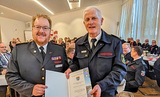 Kreisbrandmeister Stefan Nostitz übergibt dem ehemaligen Kreisbrandmeister Rudolf Lüke die Urkunde als Kreisehrenvorsitzender. - Burkhard Battran Kreisbrandmeister Stefan Nostitz übergibt dem ehemaligen Kreisbrandmeister Rudolf Lüke die Urkunde als Kreisehrenvorsitzender. - Burkhard Battran