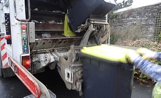 Die schwarzen Tonnen mit dem gelben Deckel gibt es seit April 2019 im Kreis Höxter. - A.V.E. Die schwarzen Tonnen mit dem gelben Deckel gibt es seit April 2019 im Kreis Höxter. - A.V.E.