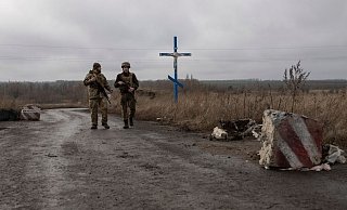 Ukrainische Soldaten gehen an der Trennlinie zu den von Russland unterstützten Rebellen in der Nähe des Dorfes Nevelske in der Ostukraine entlang. - Foto: Andriy Dubchak/AP/dpa/Archiv Ukrainische Soldaten gehen an der Trennlinie zu den von Russland unterstützten Rebellen in der Nähe des Dorfes Nevelske in der Ostukraine entlang. - Foto: Andriy Dubchak/AP/dpa/Archiv