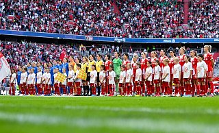 Große Kulisse: Mehr Fans hatte noch kein Vereinsspiel zweier Frauen-Teams in Deutschland. - Sven Hoppe/dpa Große Kulisse: Mehr Fans hatte noch kein Vereinsspiel zweier Frauen-Teams in Deutschland. - Sven Hoppe/dpa