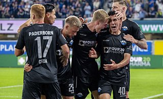 SCP-Akteur Niclas Nadj (vorne r.) jubelt über seinen 2:1-Treffer. Zuvor hatte Sebastian Klaas (3. v. l.) den Ausgleich erzielt. - dpa SCP-Akteur Niclas Nadj (vorne r.) jubelt über seinen 2:1-Treffer. Zuvor hatte Sebastian Klaas (3. v. l.) den Ausgleich erzielt. - dpa