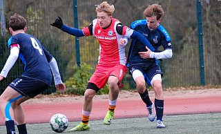 Arminias Niklas Kollmeier (Mitte) erzielte in Aachen das Siegtor für seine U15 in der Regionalliga. - Andreas Zobe Arminias Niklas Kollmeier (Mitte) erzielte in Aachen das Siegtor für seine U15 in der Regionalliga. - Andreas Zobe
