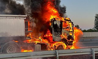 Lichterloh brennt am Dienstagmorgen die Zugmaschine dieses Sattelzuges auf der A33 zwischen Hövelhof und Paderborn. - Feuerwehr Hövelhof Lichterloh brennt am Dienstagmorgen die Zugmaschine dieses Sattelzuges auf der A33 zwischen Hövelhof und Paderborn. - Feuerwehr Hövelhof