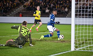 Isaiah Young, hier bei seinem Tor zum 2:0 gegen Borussia Dortmund II, hat seinen Vertrag mit Arminia Bielefeld verlängert. - Teresa Kroeger Isaiah Young, hier bei seinem Tor zum 2:0 gegen Borussia Dortmund II, hat seinen Vertrag mit Arminia Bielefeld verlängert. - Teresa Kroeger