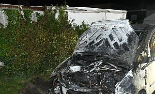 Das Fahrzeug brannte im Motorraum komplett aus. Die Kripo ermittelt wegen Brandstiftung. - Polizei Das Fahrzeug brannte im Motorraum komplett aus. Die Kripo ermittelt wegen Brandstiftung. - Polizei
