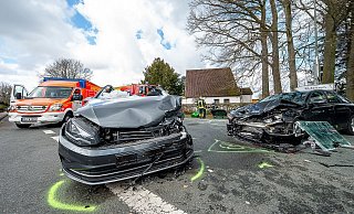 Mit zahlreichen Einsatzkräften eilten Feuerwehr, Rettungsdienst und Polizei am Vormittag zum Unfallort an der Engerschen Straße Ecke Braker Straße. - Christian Mathiesen Mit zahlreichen Einsatzkräften eilten Feuerwehr, Rettungsdienst und Polizei am Vormittag zum Unfallort an der Engerschen Straße Ecke Braker Straße. - Christian Mathiesen