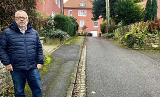 Thomas Seidenberg steht auf dem brüchigen Gehweg, den in dieser Seitenstraße niemand nutzt. Dass hier ein Auto eine Behinderung darstellen soll, will er nicht akzeptieren. - Jens Reichenbach Thomas Seidenberg steht auf dem brüchigen Gehweg, den in dieser Seitenstraße niemand nutzt. Dass hier ein Auto eine Behinderung darstellen soll, will er nicht akzeptieren. - Jens Reichenbach