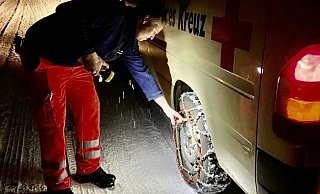 Einsatzbereit: Das DRK Barkhausen fuhr mit Schneeketten zur Hilfe im Stau. - DRK Barkhausen/privat Einsatzbereit: Das DRK Barkhausen fuhr mit Schneeketten zur Hilfe im Stau. - DRK Barkhausen/privat