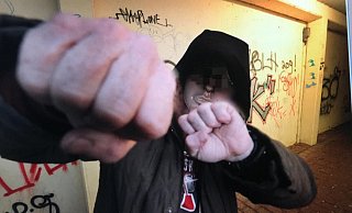 Der Wartende wurde erst geschubst und dann schlug einer der Jugendlichen mit der Faust zu. - Symbolfoto Andreas Frücht Der Wartende wurde erst geschubst und dann schlug einer der Jugendlichen mit der Faust zu. - Symbolfoto Andreas Frücht