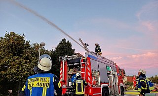 Bei der Großübung der Löschzüge Friedrichsdorf und Verl an der früheren Möbelfabrik Flötotto haben 60 Einsatzkräfte die Zusammenarbeit unter realistischen Bedingungen die Abläufe im Einsatzfall trainiert. - Feuerwehr Gütersloh/Löschzug Friedrichsdorf Bei der Großübung der Löschzüge Friedrichsdorf und Verl an der früheren Möbelfabrik Flötotto haben 60 Einsatzkräfte die Zusammenarbeit unter realistischen Bedingungen die Abläufe im Einsatzfall trainiert. - Feuerwehr Gütersloh/Löschzug Friedrichsdorf