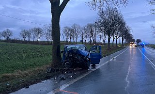 Bei dem Unfall wurde der Fahrer schwer verletzt. Er wurde in ein Paderborner Krankenhaus gebracht. - Polizei Bei dem Unfall wurde der Fahrer schwer verletzt. Er wurde in ein Paderborner Krankenhaus gebracht. - Polizei