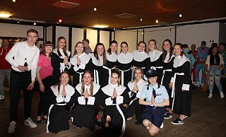Sister Act in Lichtenau: Akteure und Trainerin Sophie Gollers (pinkes Shirt) zeigten sich beseelt vom Tanz. - Franziska Fritz-Glahn Sister Act in Lichtenau: Akteure und Trainerin Sophie Gollers (pinkes Shirt) zeigten sich beseelt vom Tanz. - Franziska Fritz-Glahn