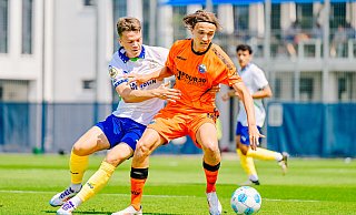 Der Paderborner Luis Engelns (r.), hier im Testspiel der SCP-Profis gegen Eindhoven, verbuchte jetzt seine ersten beiden Länderspiel-Einsätze. - BESIM MAZHIQI Der Paderborner Luis Engelns (r.), hier im Testspiel der SCP-Profis gegen Eindhoven, verbuchte jetzt seine ersten beiden Länderspiel-Einsätze. - BESIM MAZHIQI