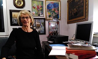 Autorin Sara Simon in ihrem Arbeitszimmer. Rundherum hat sie viele Bilder augehängt. Schreiben, sagt sie, helfe ihr, den Schmerz und ihre Erfahrungen zu ertragen. - Judith Gladow Autorin Sara Simon in ihrem Arbeitszimmer. Rundherum hat sie viele Bilder augehängt. Schreiben, sagt sie, helfe ihr, den Schmerz und ihre Erfahrungen zu ertragen. - Judith Gladow