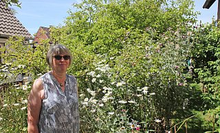 Petra Sander in ihrer grünen Wohlfühloase für Mensch und Tier. - Nicole Bliesener Petra Sander in ihrer grünen Wohlfühloase für Mensch und Tier. - Nicole Bliesener