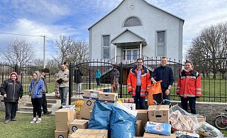 Christian Ebmeyer, Yan Strilchuk und Rhena Kröger stehen vor einer Flüchtlingsunterkunft in einer Kirche im Gebiet Czernowitz. Yan Strilchuk ist ein Partner der Hilfsaktion vor Ort in der Ukraine - Johanniter Christian Ebmeyer, Yan Strilchuk und Rhena Kröger stehen vor einer Flüchtlingsunterkunft in einer Kirche im Gebiet Czernowitz. Yan Strilchuk ist ein Partner der Hilfsaktion vor Ort in der Ukraine - Johanniter