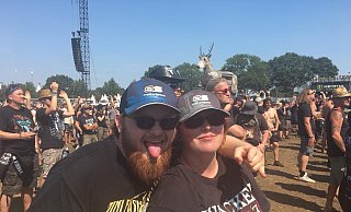 "Wacken muss man erlebt haben", sagen Tobias Uebler und seine Frau Sabrina Petersen. Das Ehepaar aus Halle liebt das Kultfestival, ob wie hier bei blauem Himmel oder notfalls auch bei Regen. - Tobias Uebler "Wacken muss man erlebt haben", sagen Tobias Uebler und seine Frau Sabrina Petersen. Das Ehepaar aus Halle liebt das Kultfestival, ob wie hier bei blauem Himmel oder notfalls auch bei Regen. - Tobias Uebler