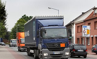 Vor allem der Schwerlastverkehr ist eine hohe Belastung für die Anwohner der B239 in Schweicheln. - Frank-Michael Kiel-Steinkamp Vor allem der Schwerlastverkehr ist eine hohe Belastung für die Anwohner der B239 in Schweicheln. - Frank-Michael Kiel-Steinkamp