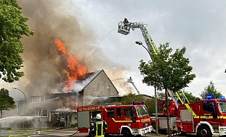 Gegen 14.50 Uhr ist das Dach des Zweifamilienhauses durchgebrannt. Die Feuerwehr kämpft weiter gegen die Flammen an. - Ralph Meyer Gegen 14.50 Uhr ist das Dach des Zweifamilienhauses durchgebrannt. Die Feuerwehr kämpft weiter gegen die Flammen an. - Ralph Meyer