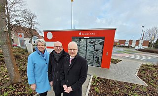 Eröffnen den neuen Pavillon der Sparkasse in Spradow (von links): Bürgermeisterin Susanne Rutenkröger, Jochen Simke (Mitglied im Verwaltungsrat der Sparkasse Herford) und Thorsten Gerhold (stellvertretendes Vorstandsmitglied der Sparkasse Herford). - Florian Weyand Eröffnen den neuen Pavillon der Sparkasse in Spradow (von links): Bürgermeisterin Susanne Rutenkröger, Jochen Simke (Mitglied im Verwaltungsrat der Sparkasse Herford) und Thorsten Gerhold (stellvertretendes Vorstandsmitglied der Sparkasse Herford). - Florian Weyand
