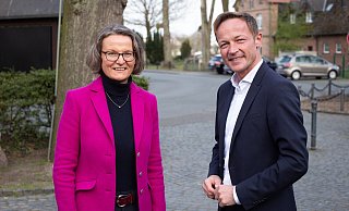 NRW-Ministerin Ina Scharrenbach und Landtagskandidat Daniel Sieveke sprechen beim Wahlkampfauftakt des Paderborner CDU-Stadtverbands. - Niklas Tüns NRW-Ministerin Ina Scharrenbach und Landtagskandidat Daniel Sieveke sprechen beim Wahlkampfauftakt des Paderborner CDU-Stadtverbands. - Niklas Tüns