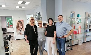 Veronika Fornefeld (v. l.), Sabine Bray, Sandra Zeyrek und Manfred Fornefeld am letzten Tag im Friseursalon Fornefeld in Lichtenau. - Fornefeld Veronika Fornefeld (v. l.), Sabine Bray, Sandra Zeyrek und Manfred Fornefeld am letzten Tag im Friseursalon Fornefeld in Lichtenau. - Fornefeld