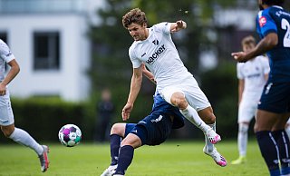 Unsanft gestoppt: Enzo Wirtz und der SV Rödinghausen kassierten im Entscheidungsspiel um den Einzug in den DFB-Pokal gegen den SC Wiedenbrück eine schmerzhafte 0:4-Niederlage. - Noah Wedel Unsanft gestoppt: Enzo Wirtz und der SV Rödinghausen kassierten im Entscheidungsspiel um den Einzug in den DFB-Pokal gegen den SC Wiedenbrück eine schmerzhafte 0:4-Niederlage. - Noah Wedel
