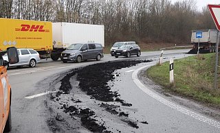 Der Fahrer wollte mit der Ladung aus Paderborn zur MVA in Heepen. - Charlotte Mahncke Der Fahrer wollte mit der Ladung aus Paderborn zur MVA in Heepen. - Charlotte Mahncke